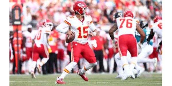 Kansas City Chiefs huvudspelare skadades och lämnade planen i den första försäsongsmatchen